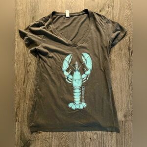 Backwater Martha’s Vineyard Lobster V-Neck Tee Edgartown women’s EUC boutique​
